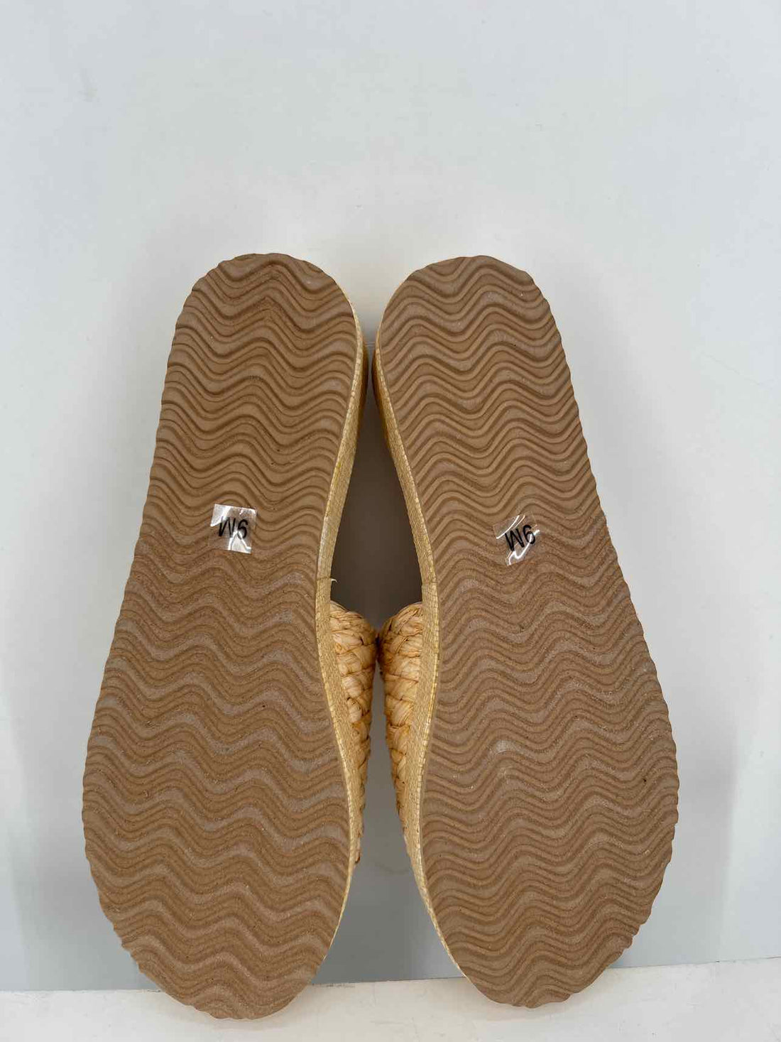 Beach Women Size 9 Beige New Sandals