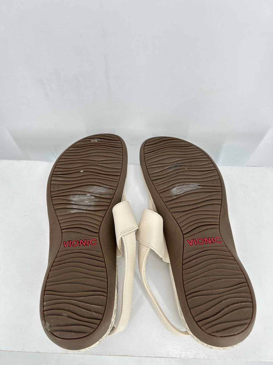 Vionic Women Size 9 Cream Reptile Sandals