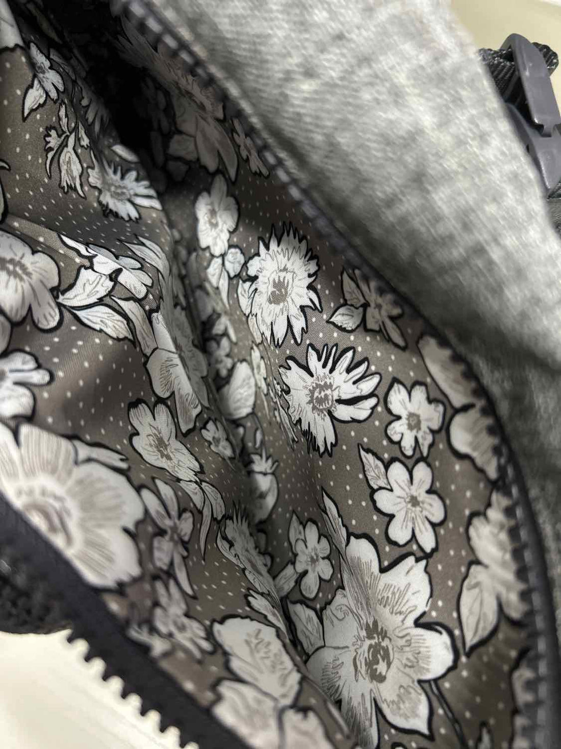 Vera Bradley Heathered Gray Canvas Pre Owned Crossbody