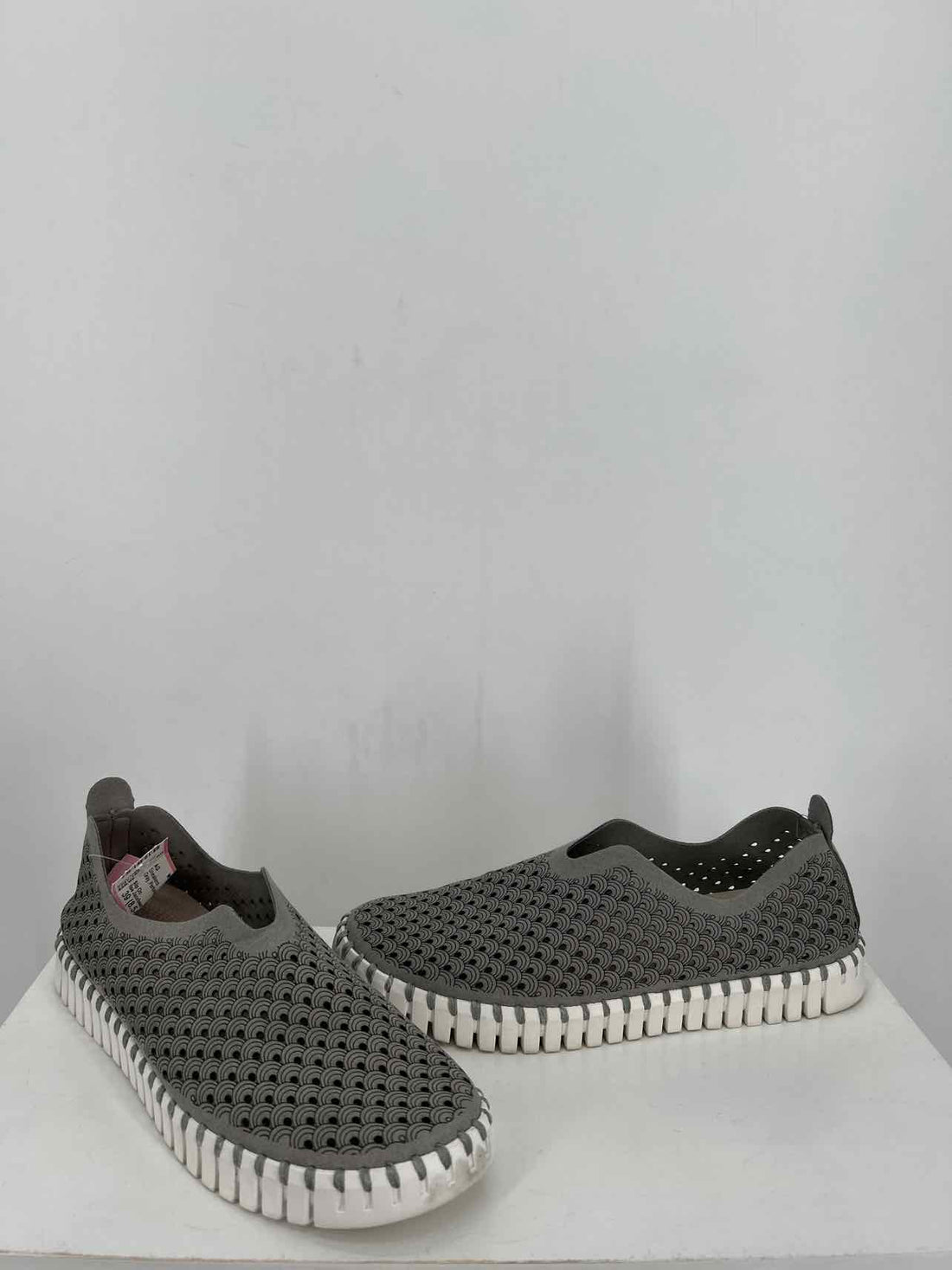 Ilse Jacobsen Women Size 39 (8.5-9) Gray Perforated Sneakers