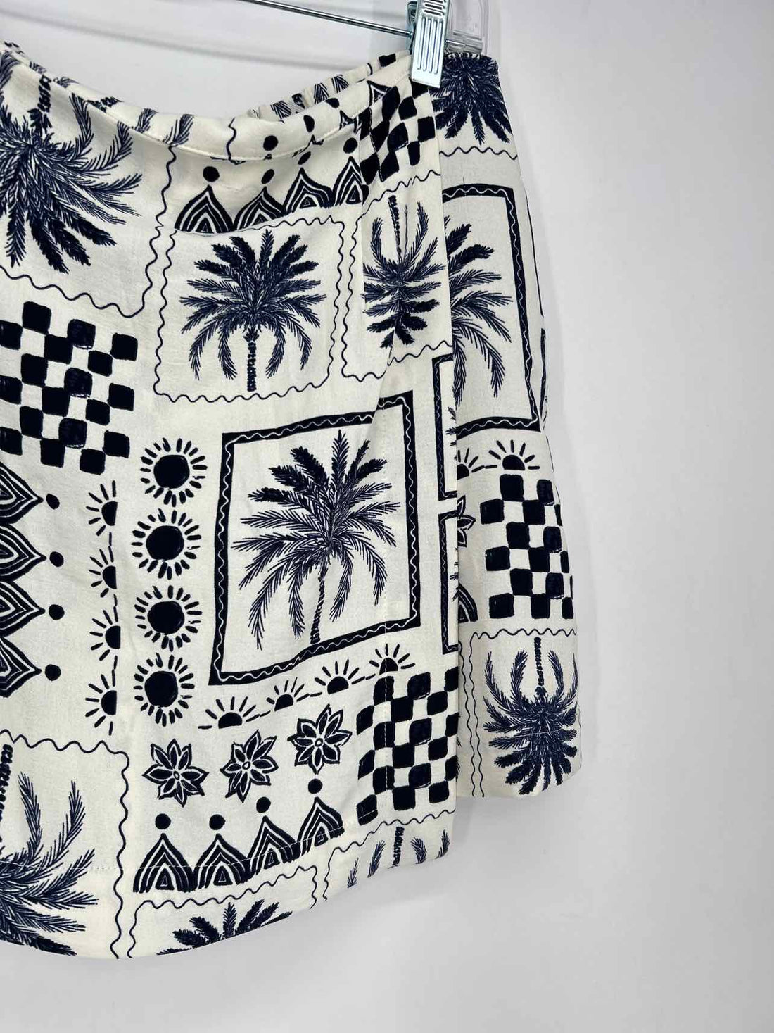Tullea Size L White & Navy Print NWT Skort