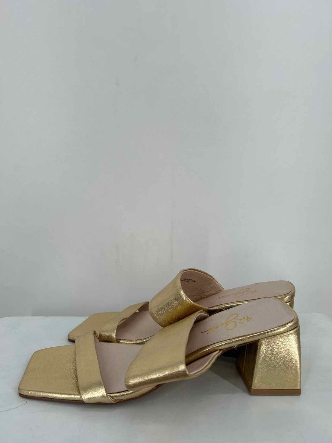 42 Gold Women Size 8 Gold Sandals