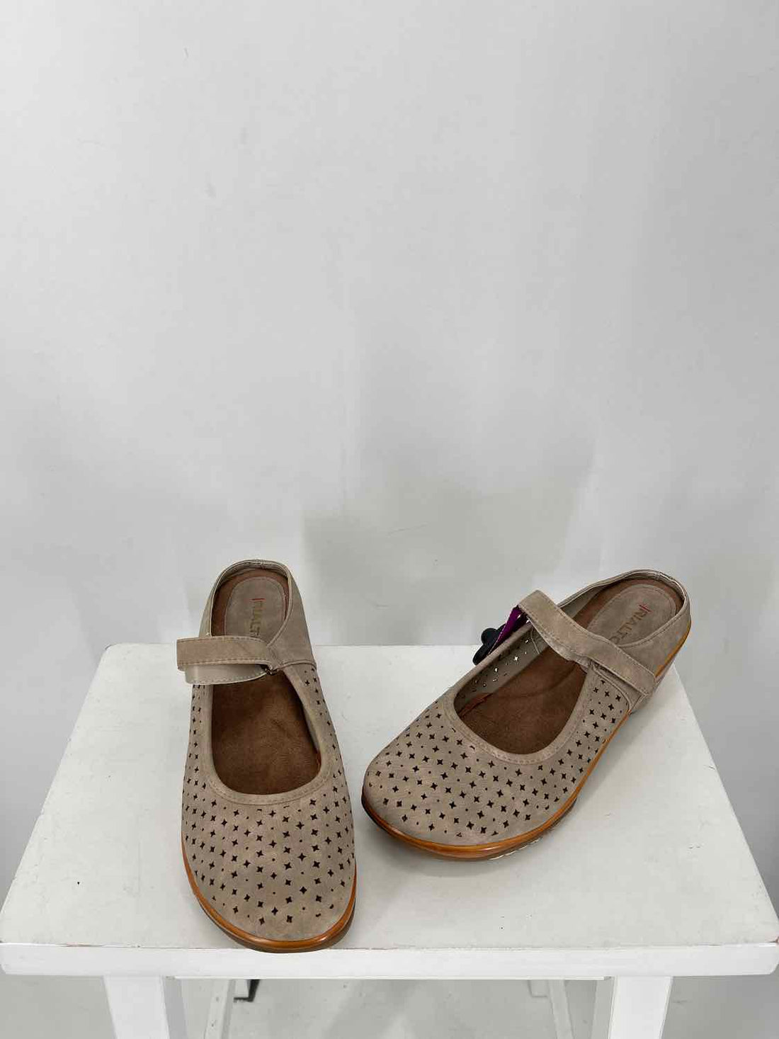 Rialto Women Size 9 Taupe Perforated Wedges