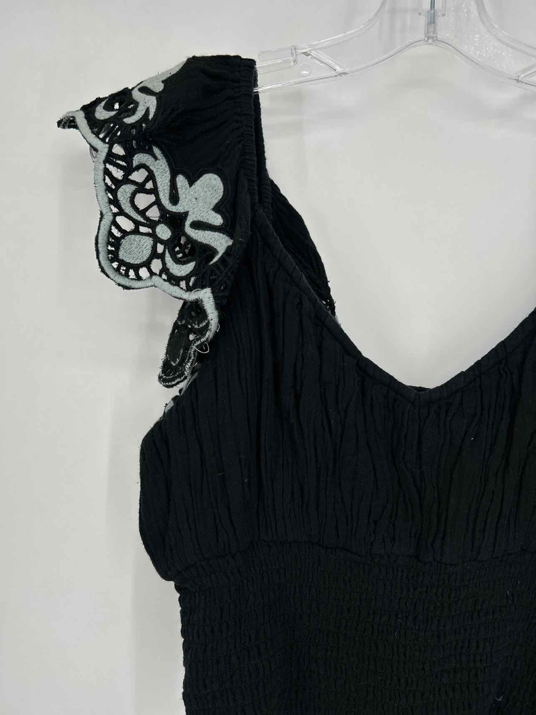 Ollari Size M Black Eyelet Short Sleeve