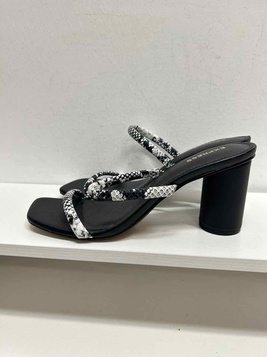 Express Women Size 8 Black & White NWT Sandals
