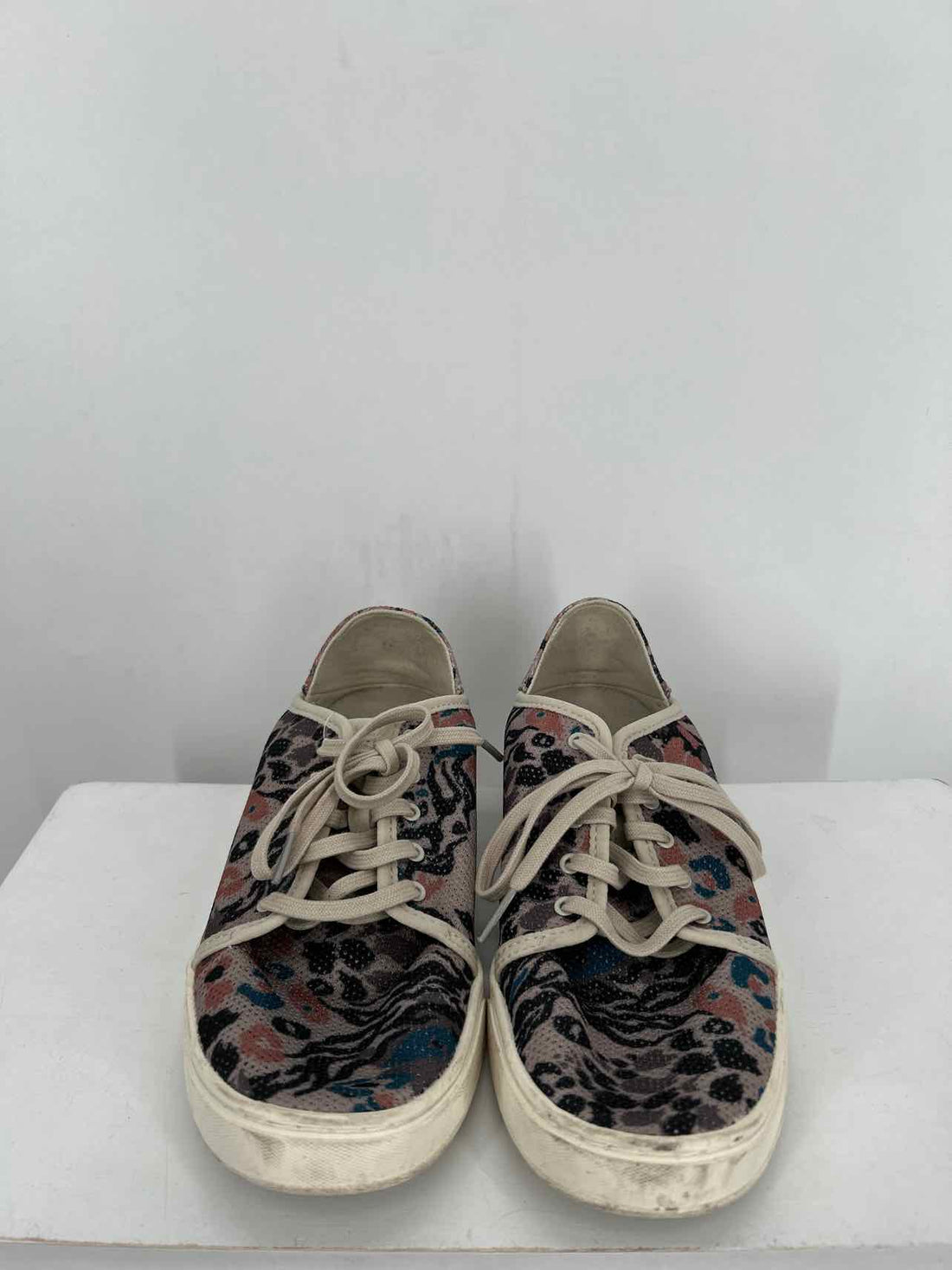 Olu Kai Women Size 10 Light Gray & Black Print Sneakers