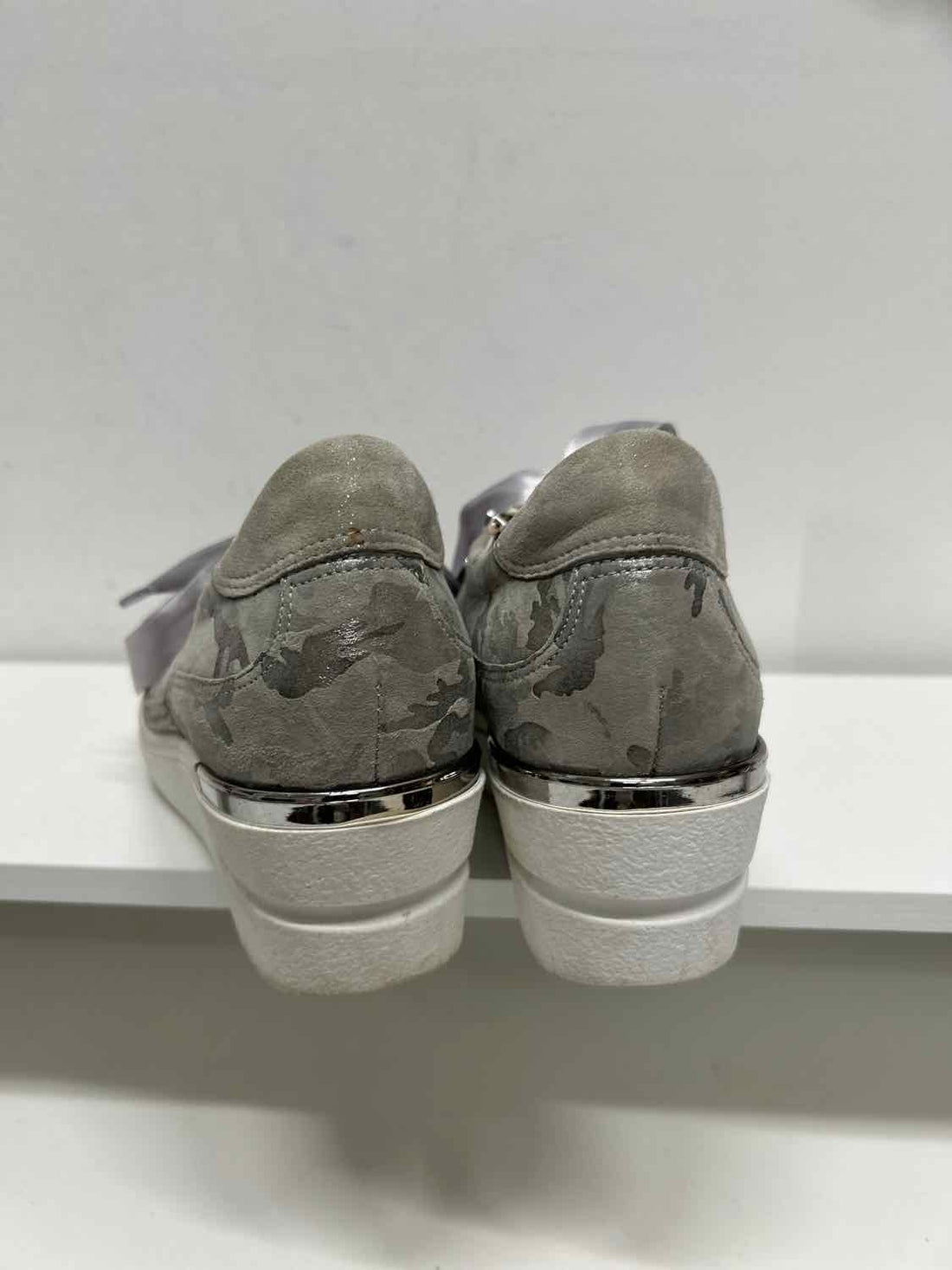 Softwaves Women Size 37 (6.5-7) Gray Camo Sneakers