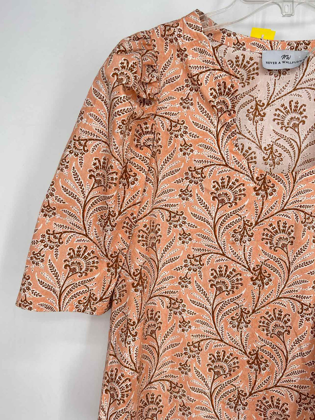 Never A Wallflower Size M Peach & Brown Print Short Sleeve