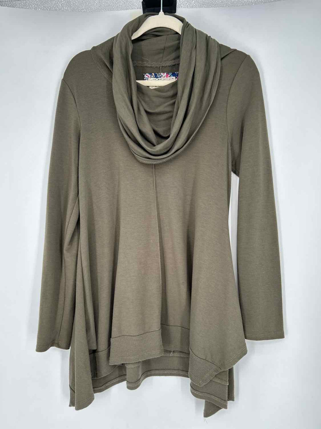 Cupio Size M Olive Green Long Sleeve