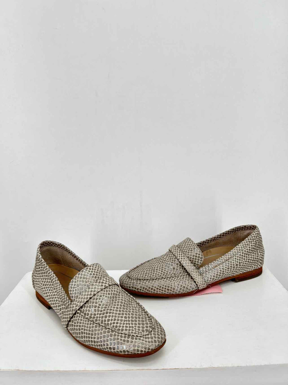 Vionic Women Size 6 Gray Loafers