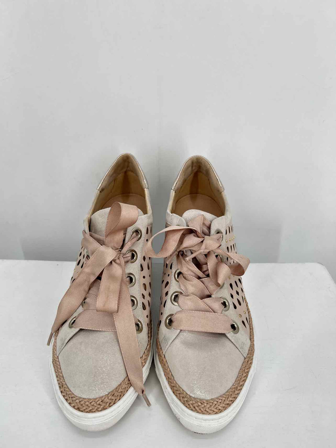Softwaves Women Size 40 (9-9.5) Beige & Gold Sneakers