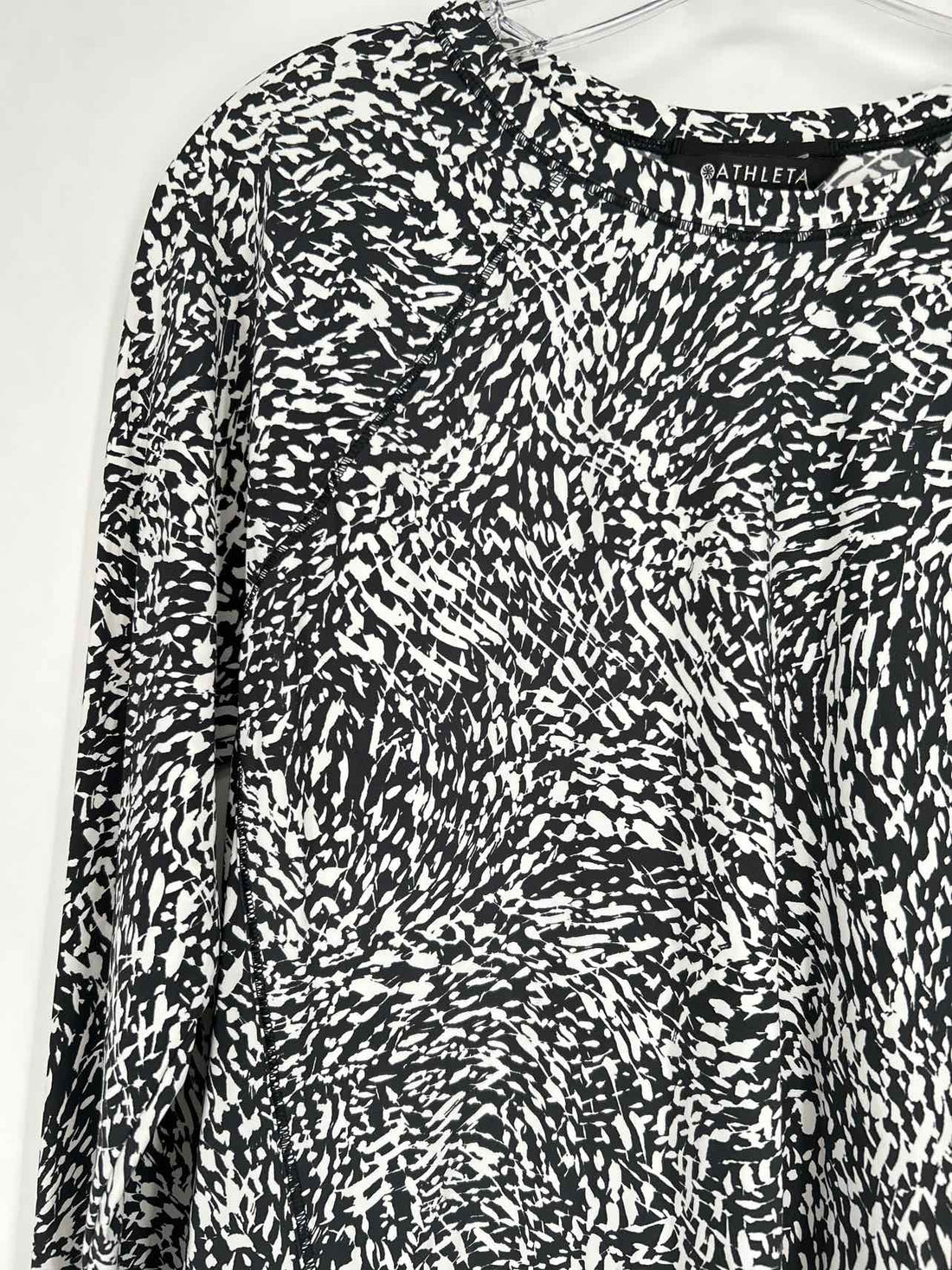 Athleta Size M Black & White Long Sleeve Active Tops