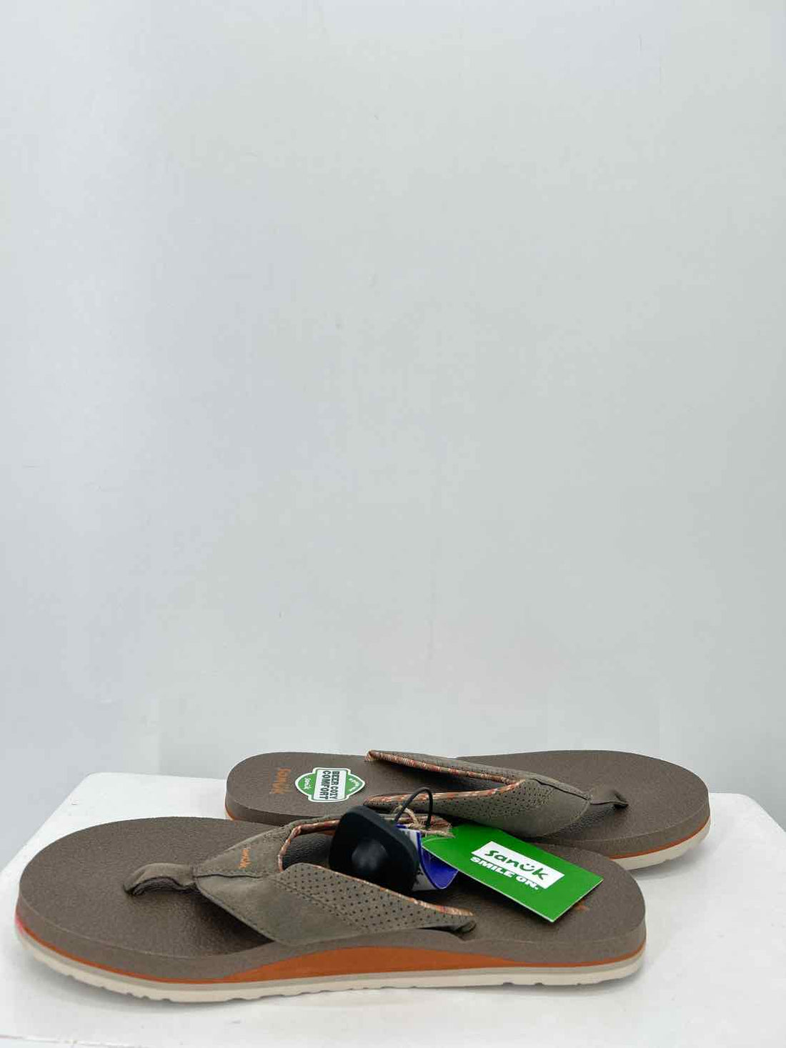 Sanuk Women Size 10.5 Taupe Flip Flops