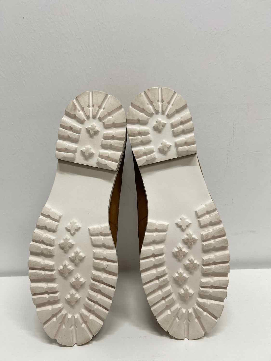 Trotters Women Size 8.5 Tan Loafers