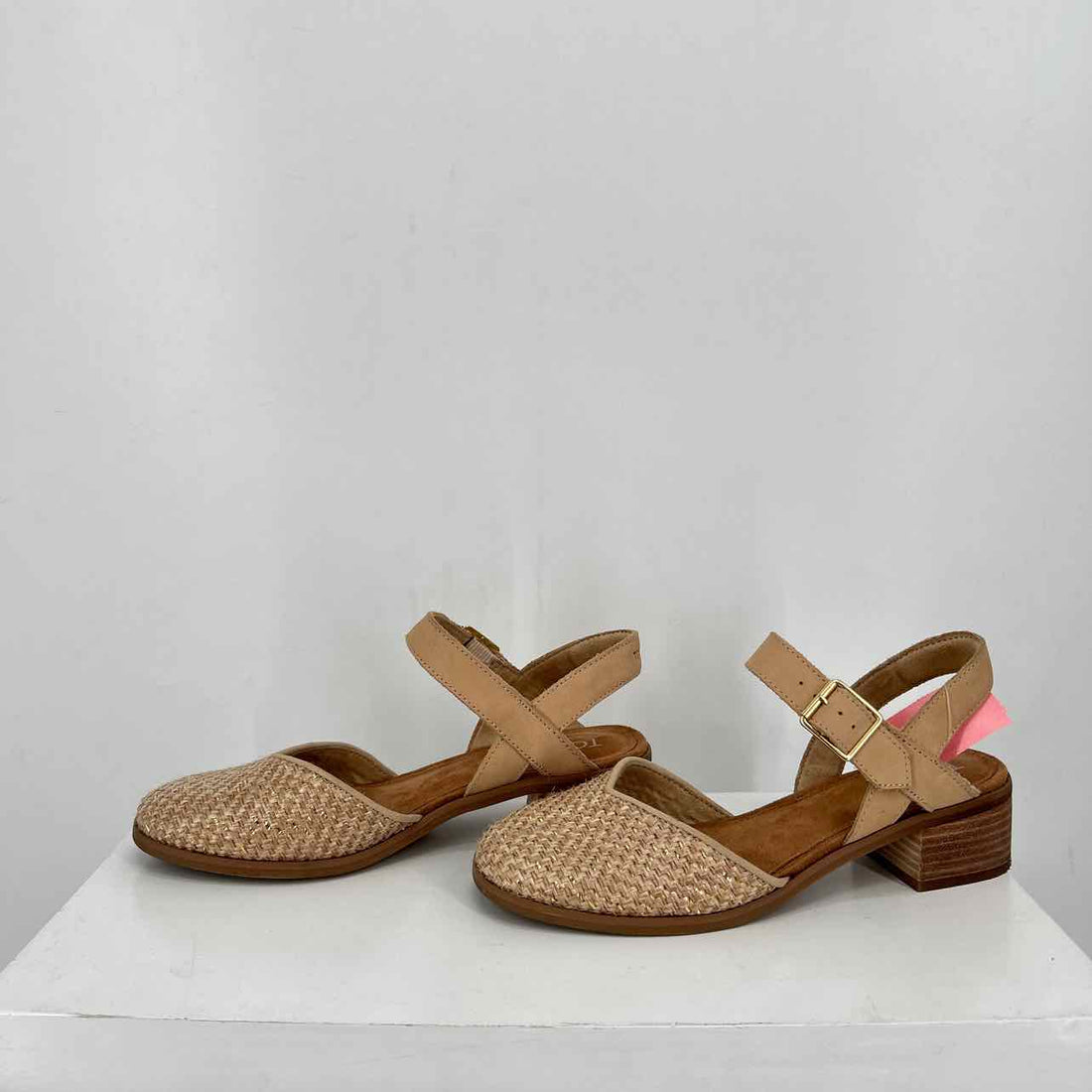 Toms Women Size 7.5 Tan Flats