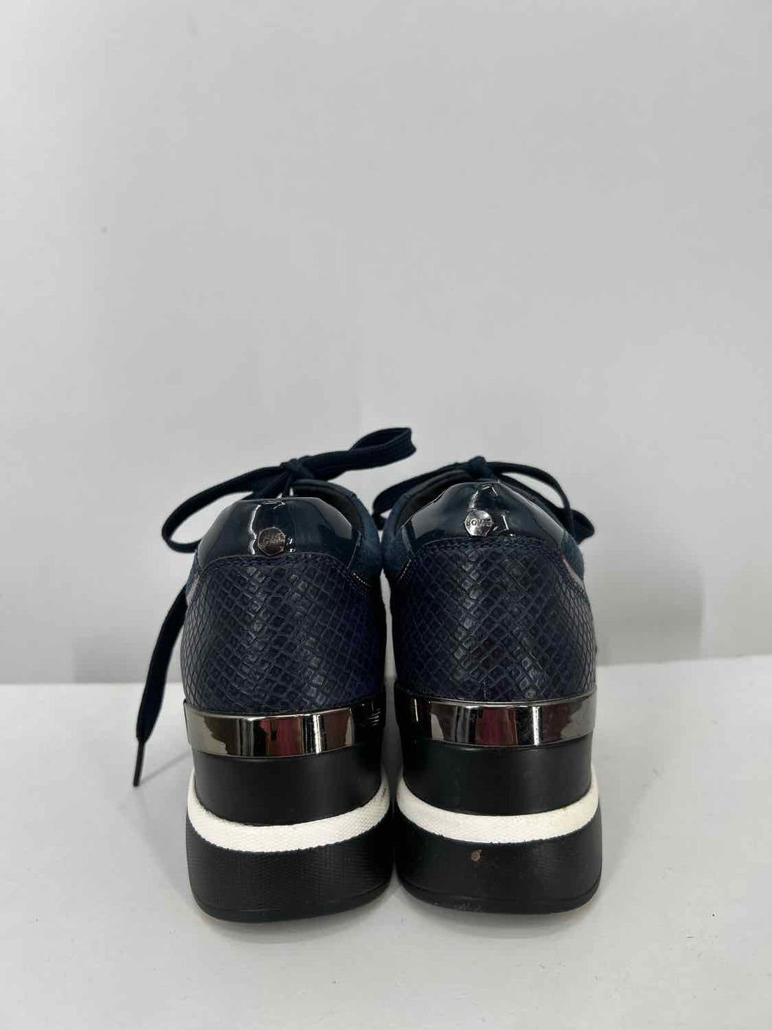 Lloyd & Pryce Women Size 37 Navy Sneakers
