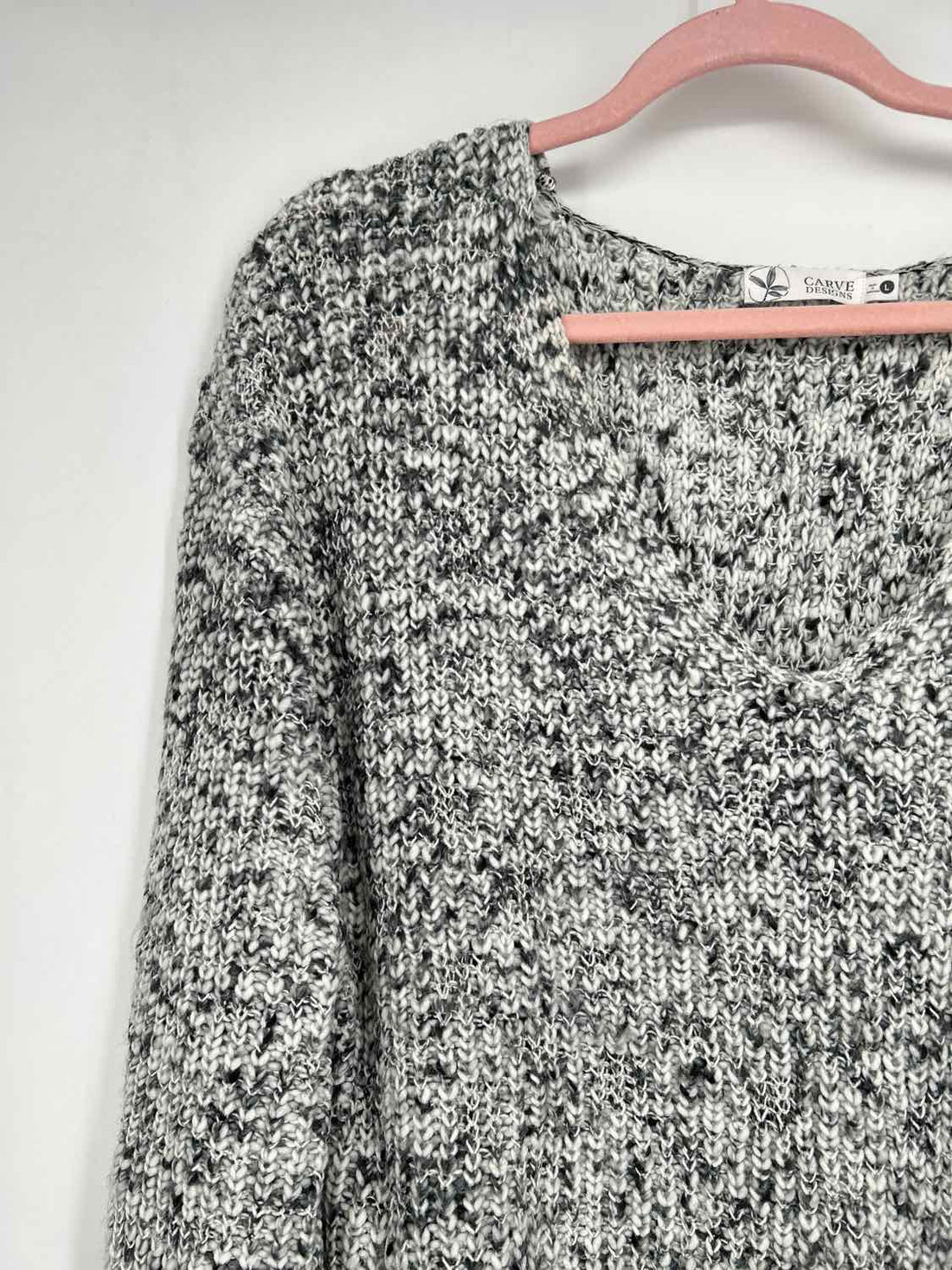 Carve Designs Size L Gray & White Knit Sweater
