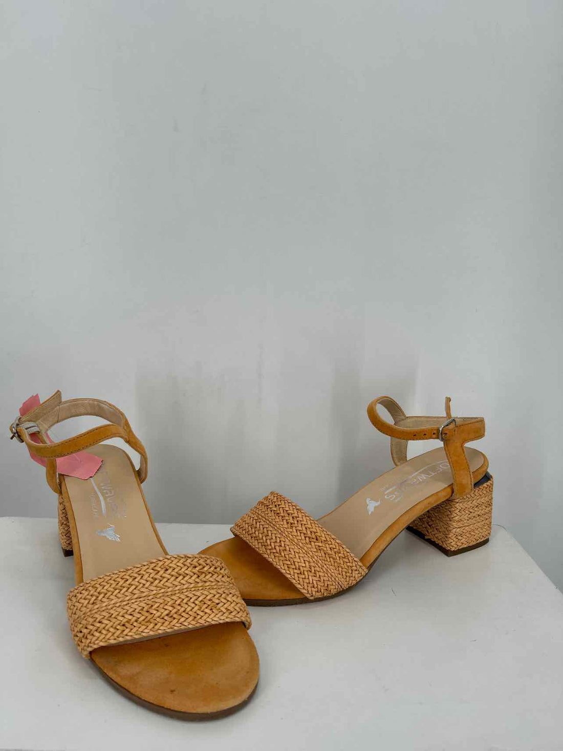 Softwaves Women Size 38.5 Pastel Orange Raffia Sandals