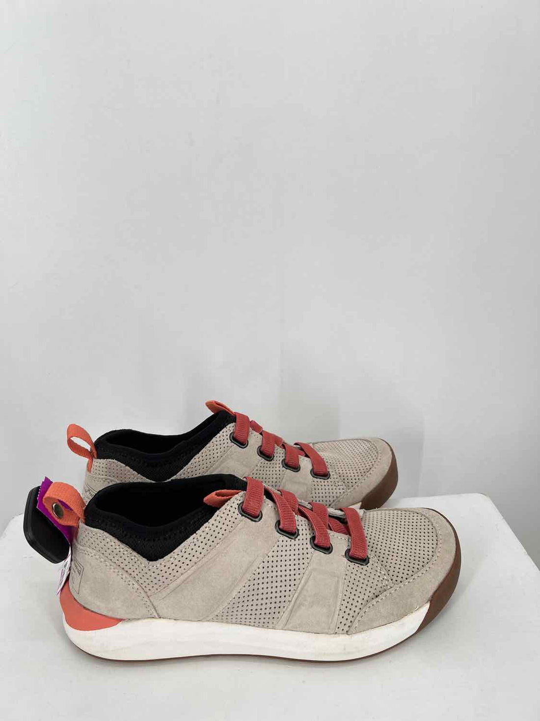L L Bean Women Size 8.5 Beige Sneakers