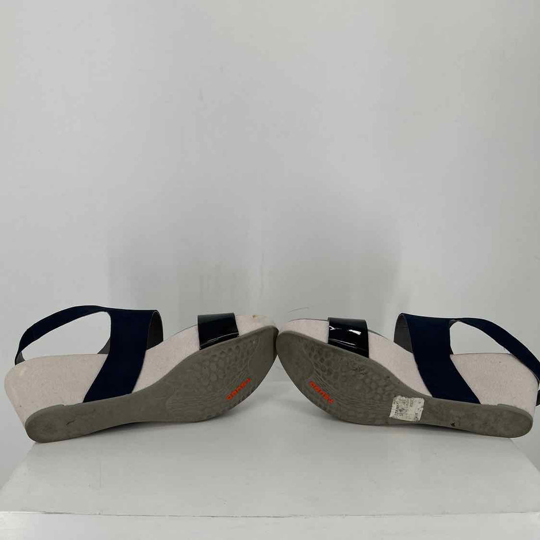 TSUBO Women Size 9.5 Navy Sandals