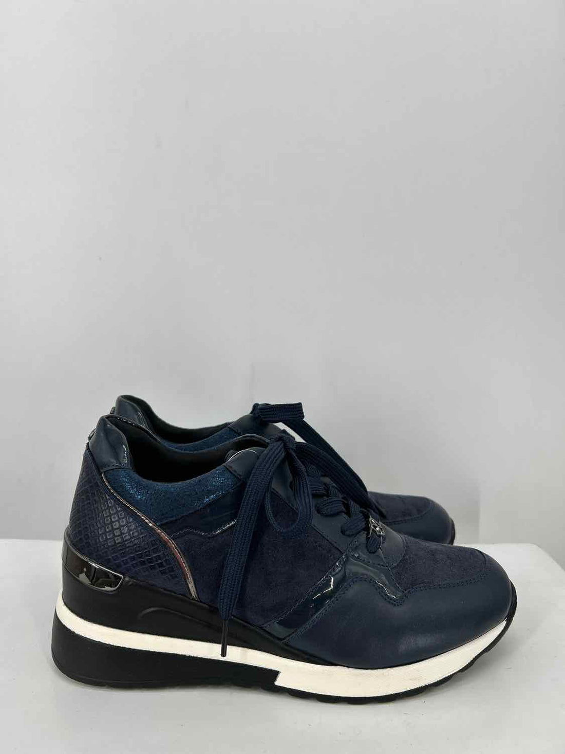 Lloyd & Pryce Women Size 37 Navy Sneakers