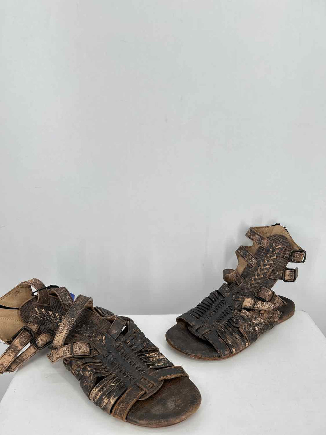 Bedstu Women Size 6 Brown Pre Owned Distressed Sandals