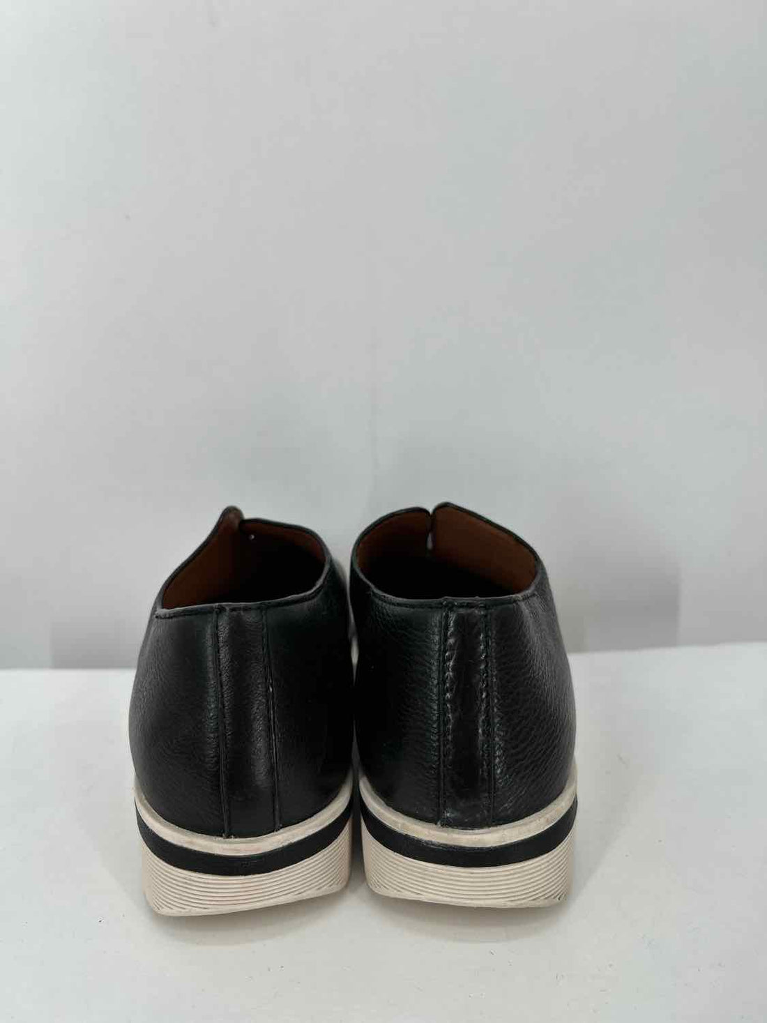 Gentle Souls Women Size 7.5 Black Pre Owned Leather Flats
