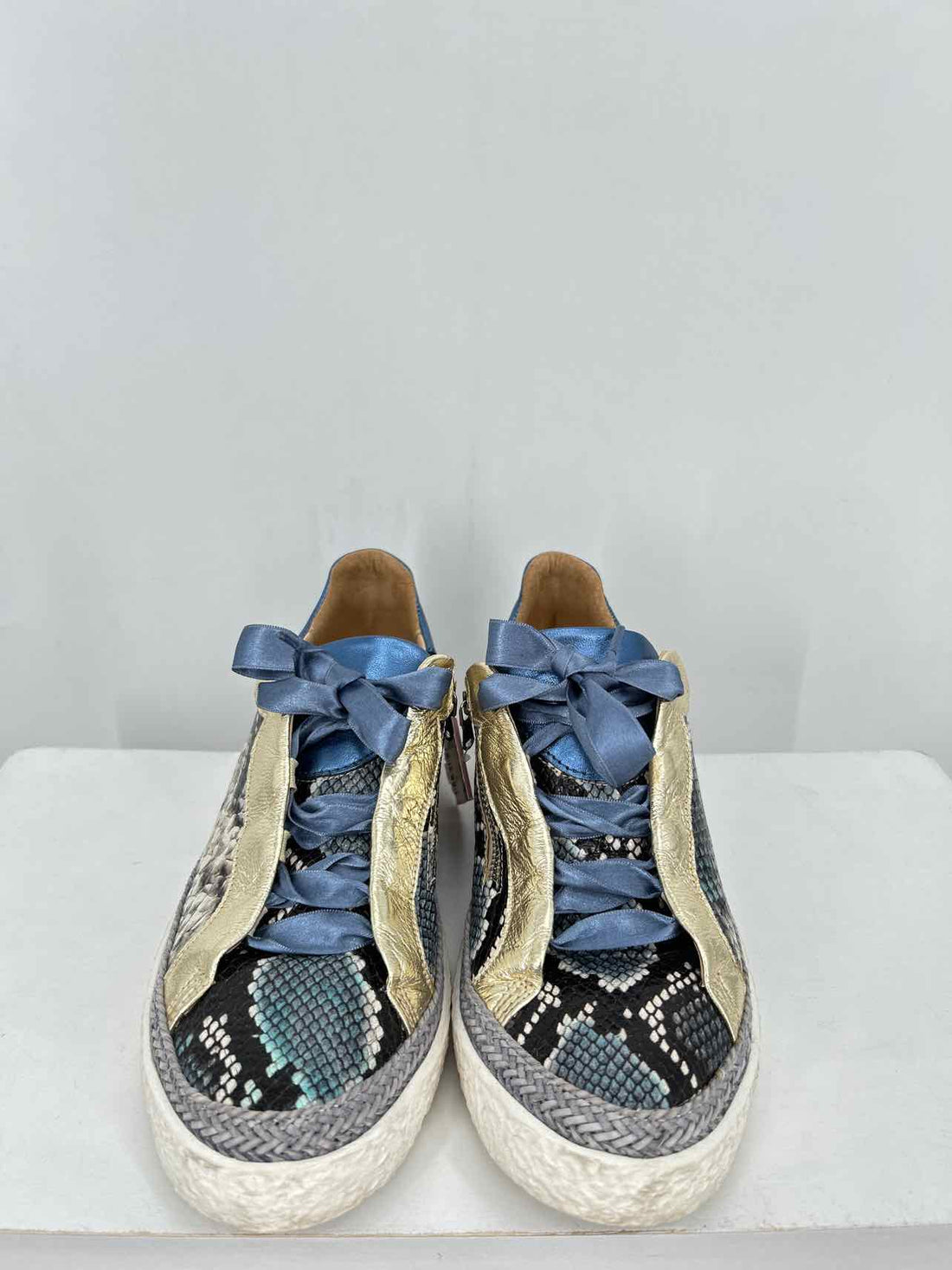 Softwaves Women Size 39.5 Navy & Gold Sneakers