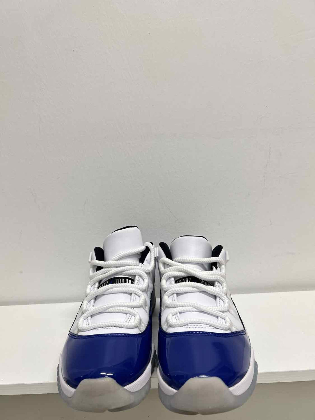air jordan Women Size 6 White & Blue Sneakers
