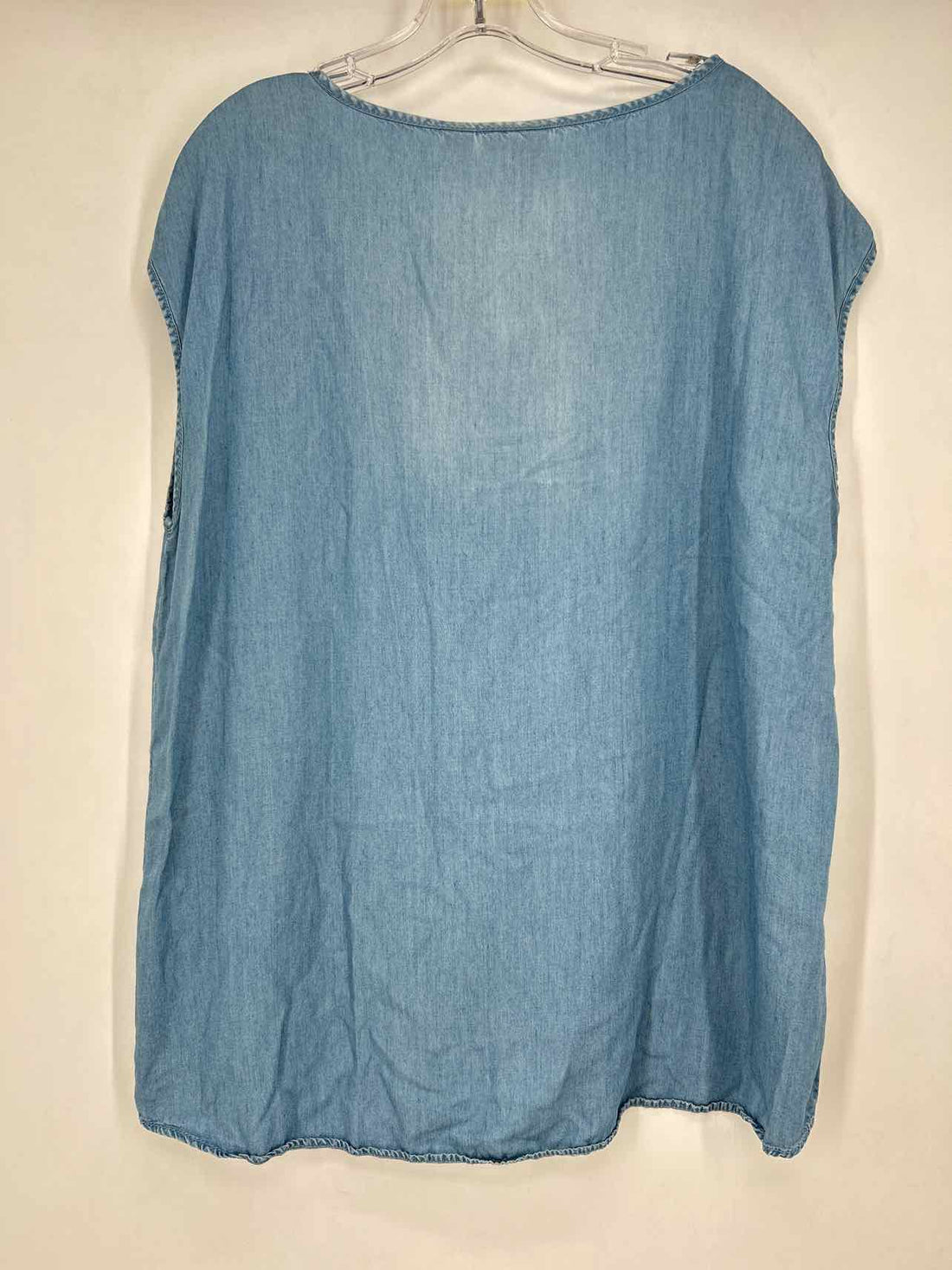 Chicos Size 2/L Chambray Short Sleeve