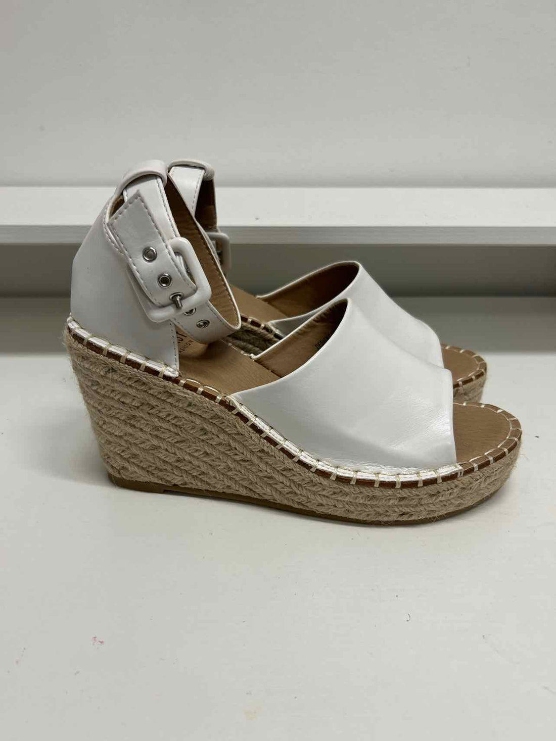 Beast Fashion Women Size 6.5 White Heels