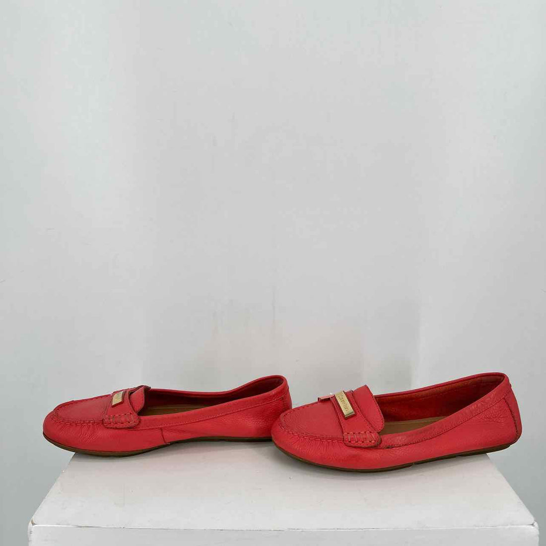 Calvin Klein Women Size 9 Coral Loafers