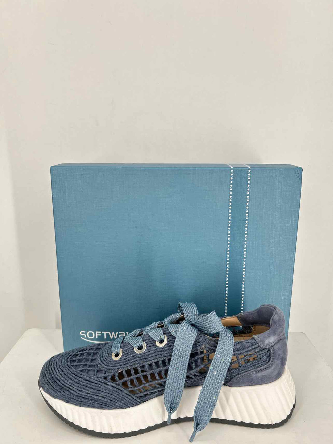 Softwaves Women Size 38.5 Blue New In Box Raffia/Suede Sneakers