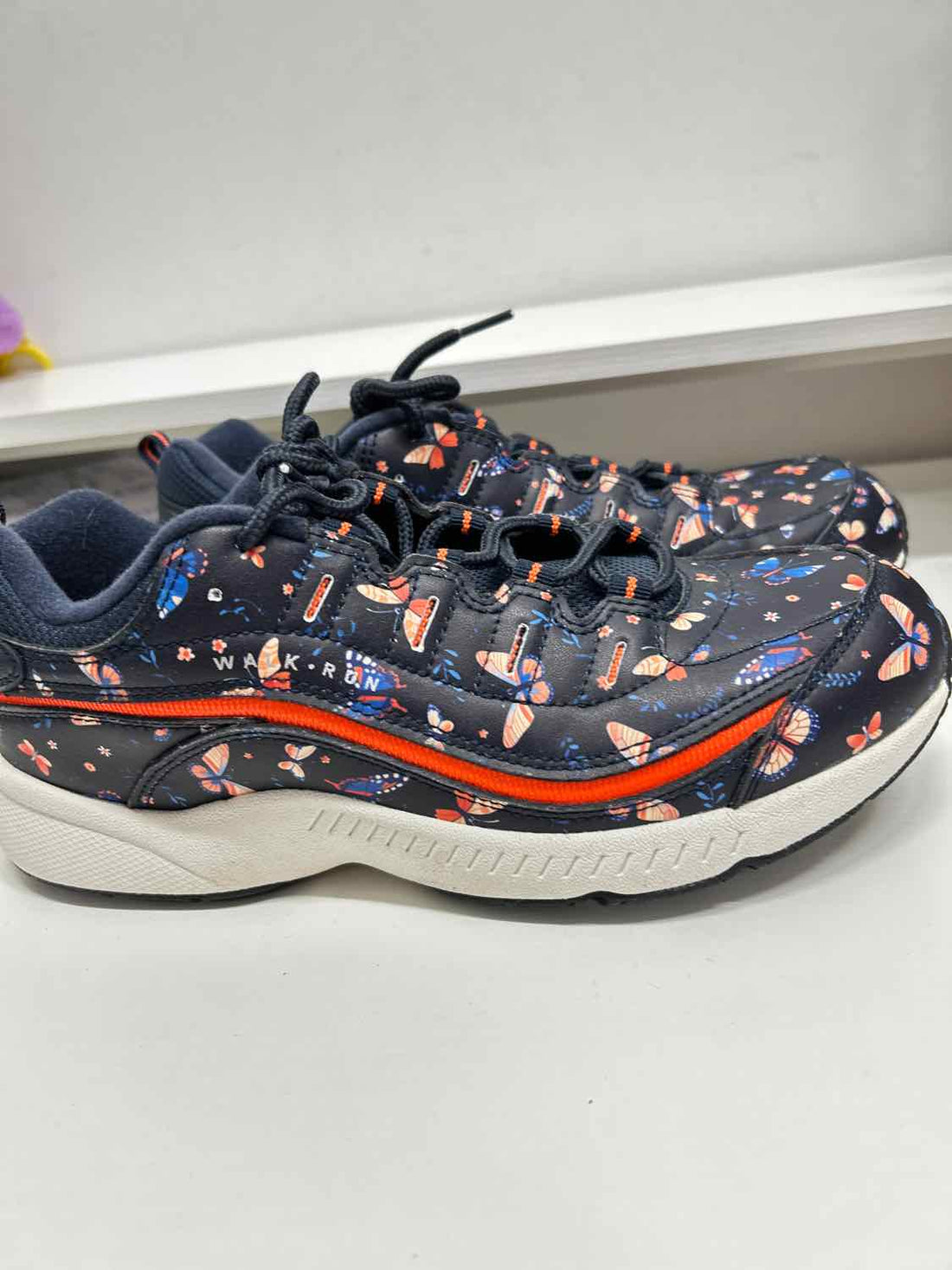 Easy Spirit Women Size 8.5 WW Navy Print Sneakers