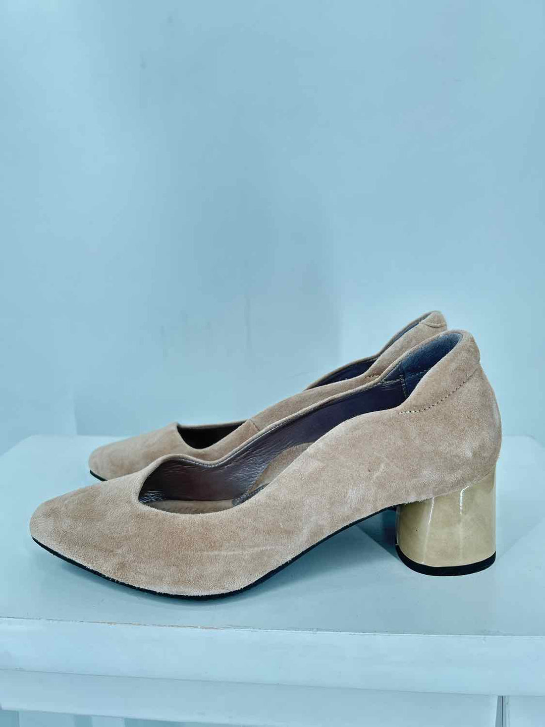 Bella Comforto Women Size 37.5 Tan Genuine Suede Heels