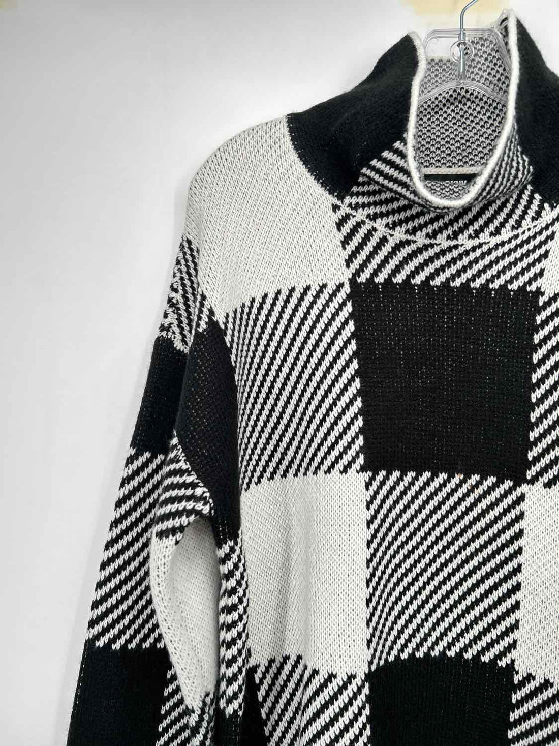 DKNY Size M Black & White Print Sweater
