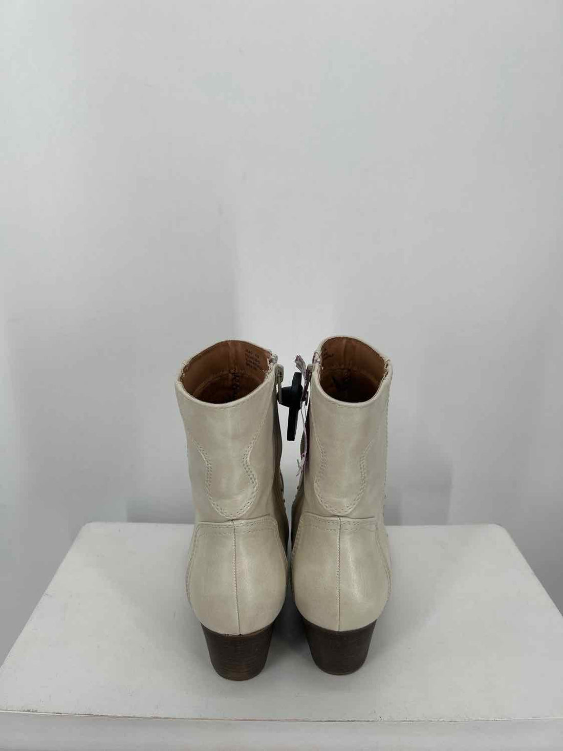 Wonderly Women Size 8.5 Cream Ankle Boot