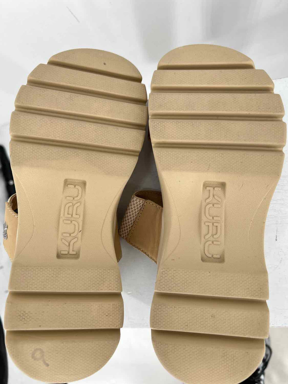 KURU Women Size 8 Beige Like New Platforms