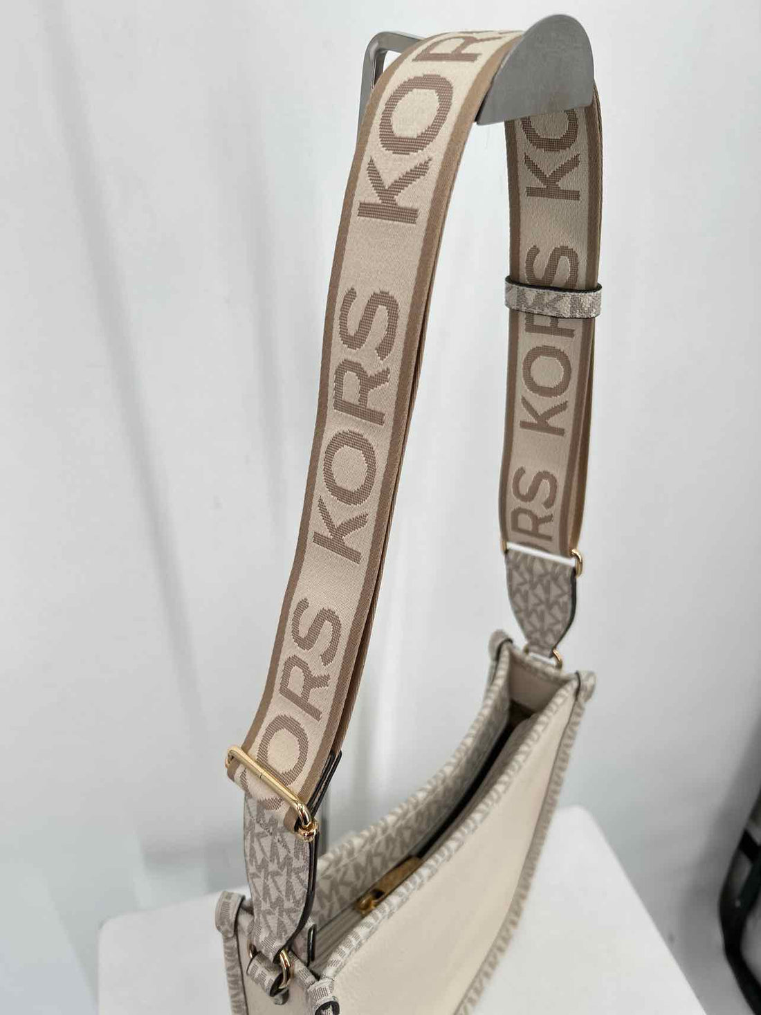 Michael Kors Cream Signature Pebbled Leather Pre Owned Shoulder