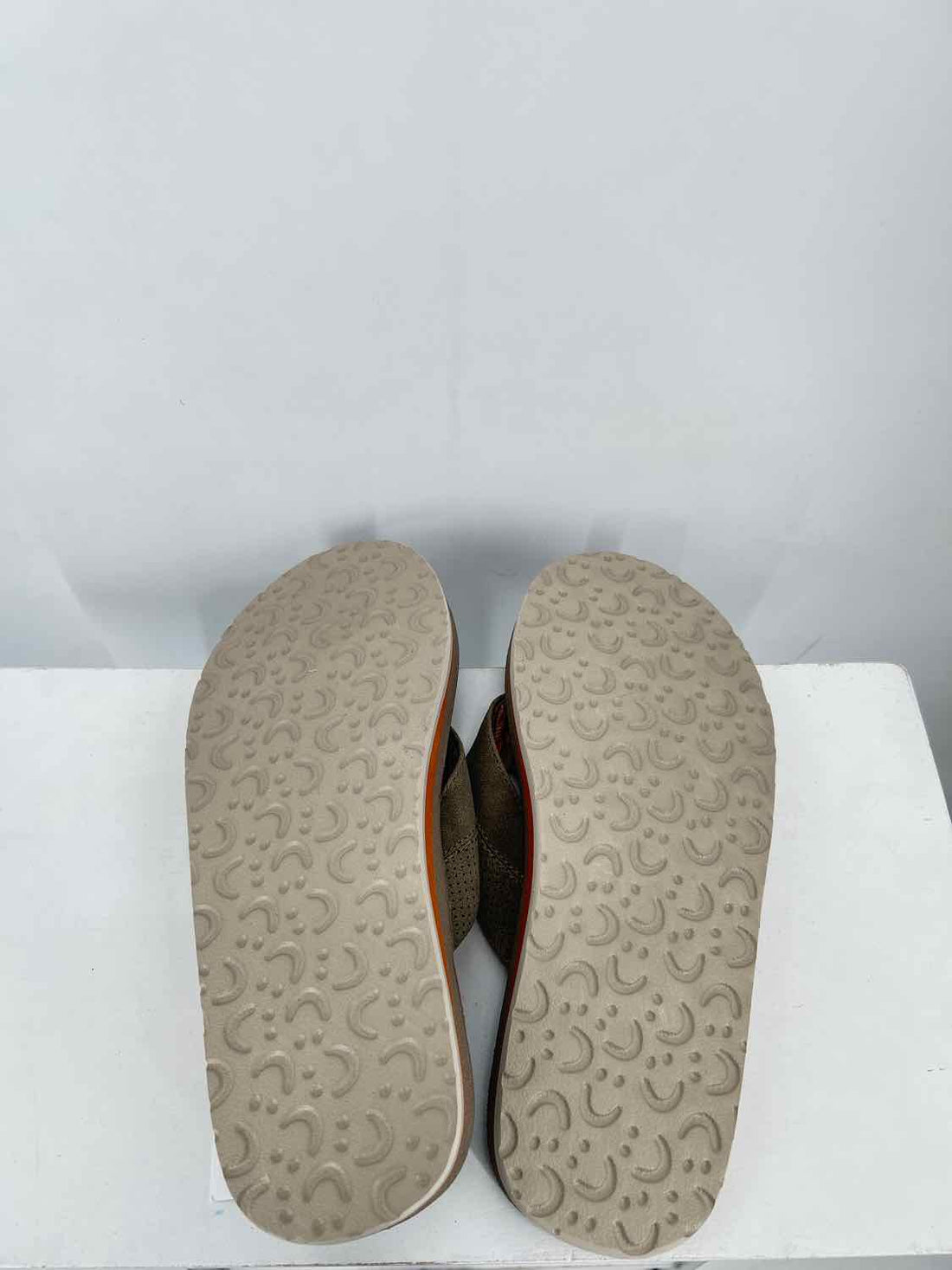 Sanuk Women Size 10.5 Taupe Flip Flops