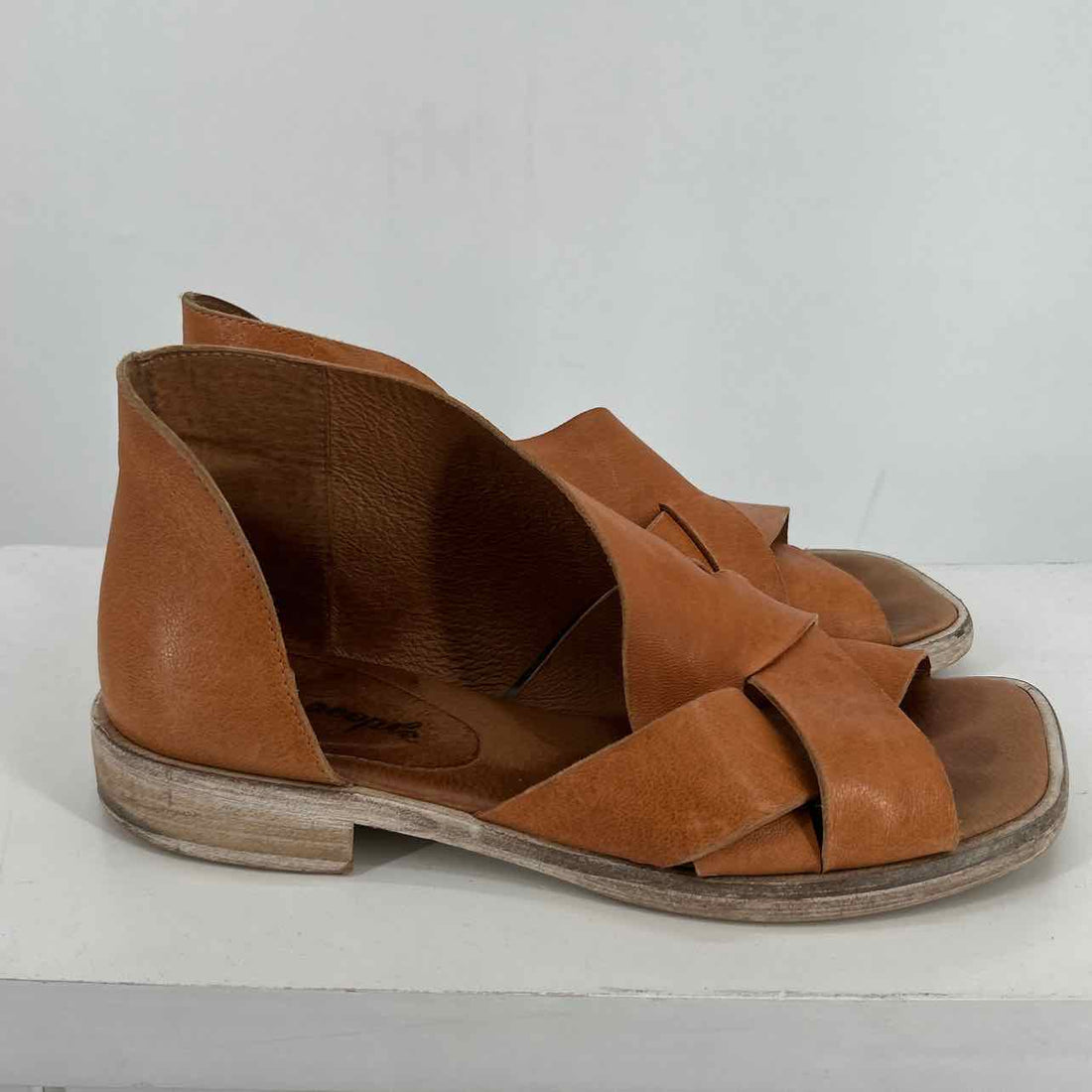 Free People Women Size 37.5 Cognac Sandals