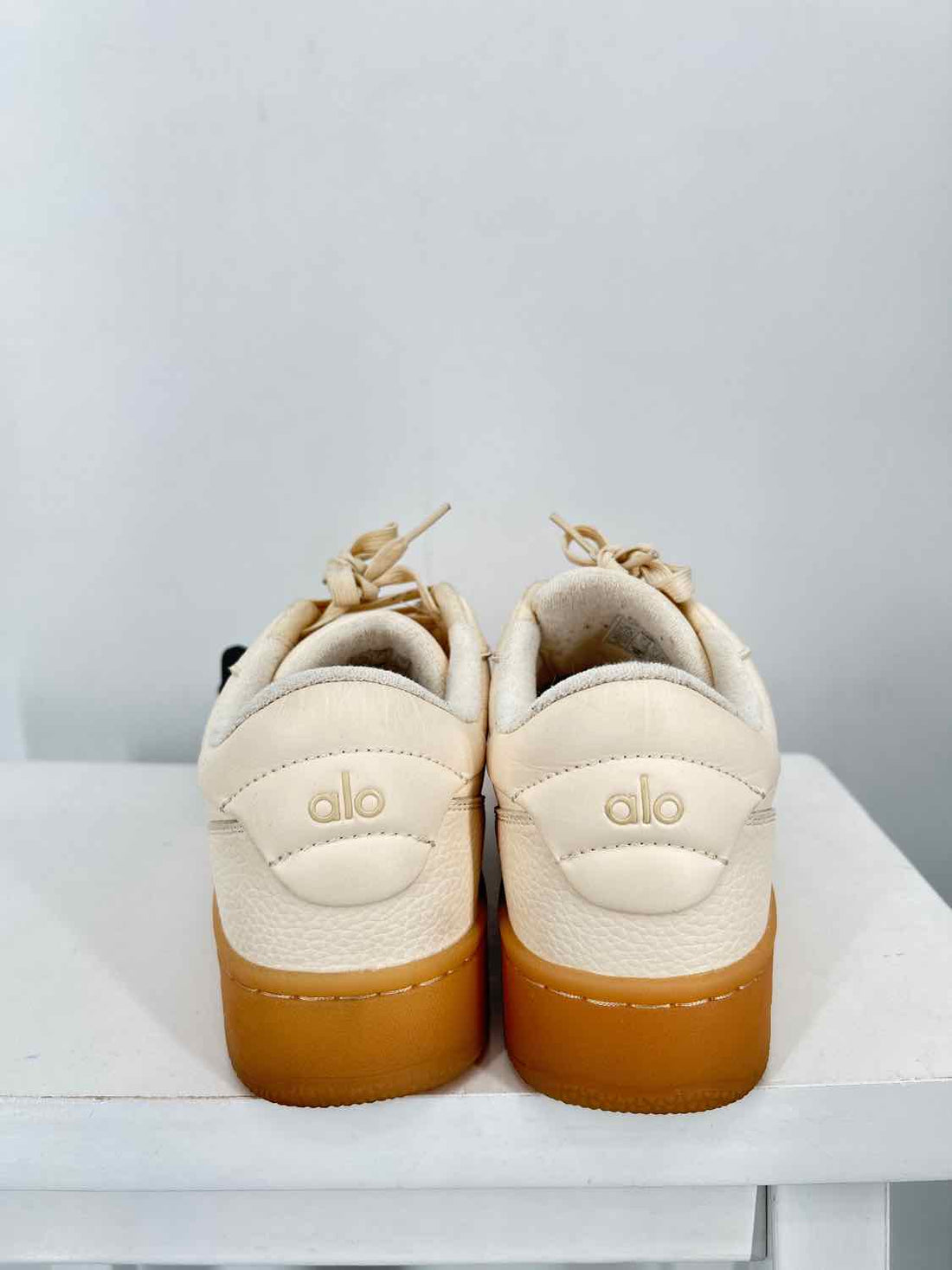 Alo Yoga Women Size 7.5 Buttercream Sneakers