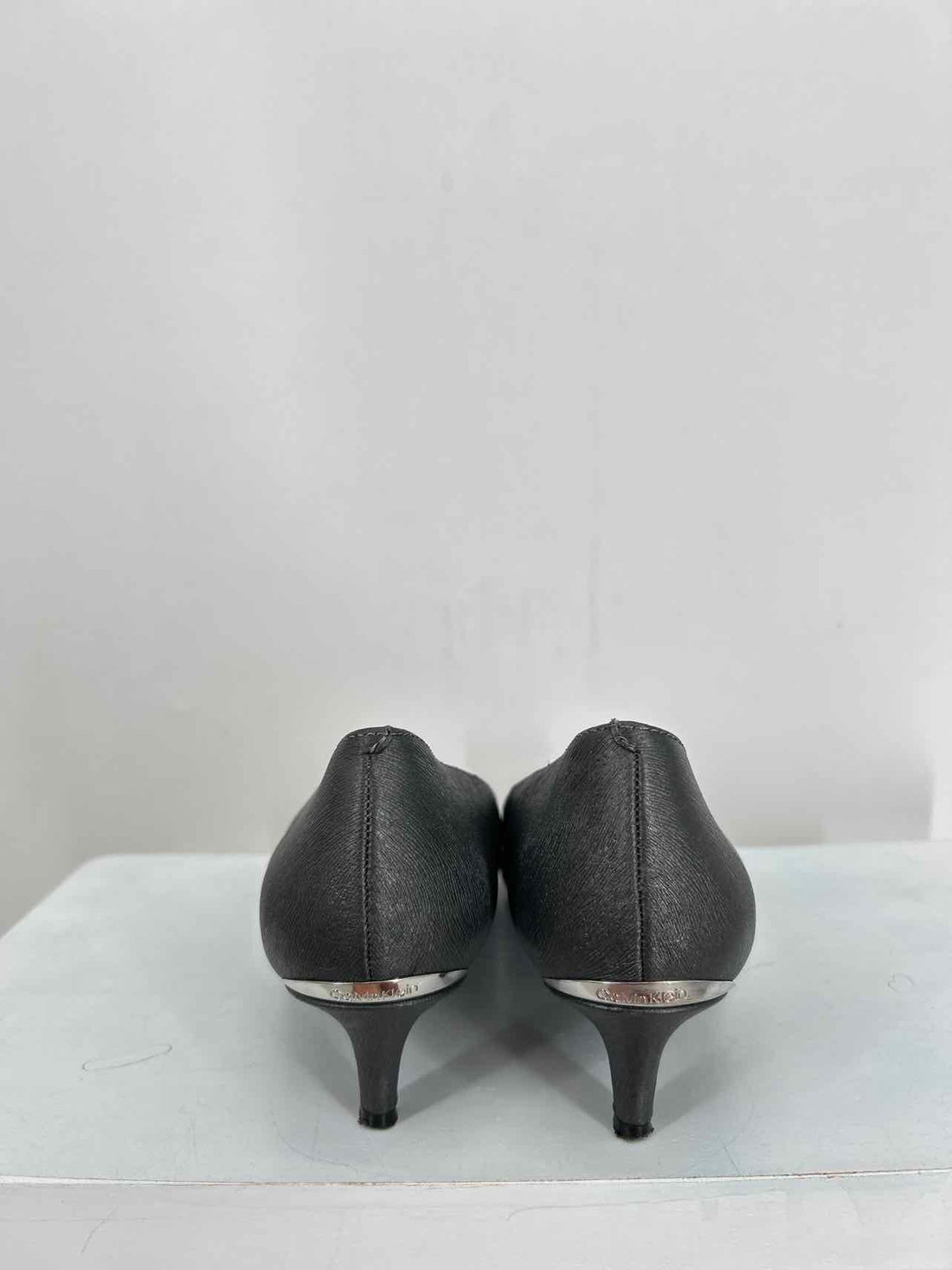 Calvin Klein Women Size 8 Grey Like New Heels