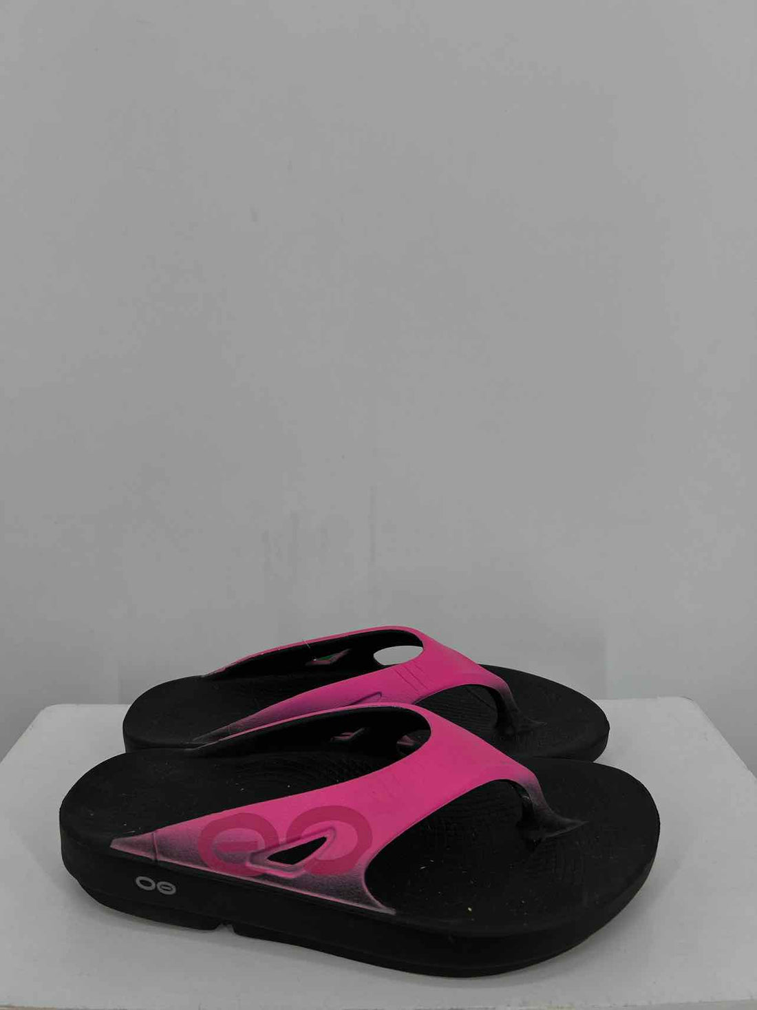 Oofos Women Size 9 Hot Pink Flip Flops