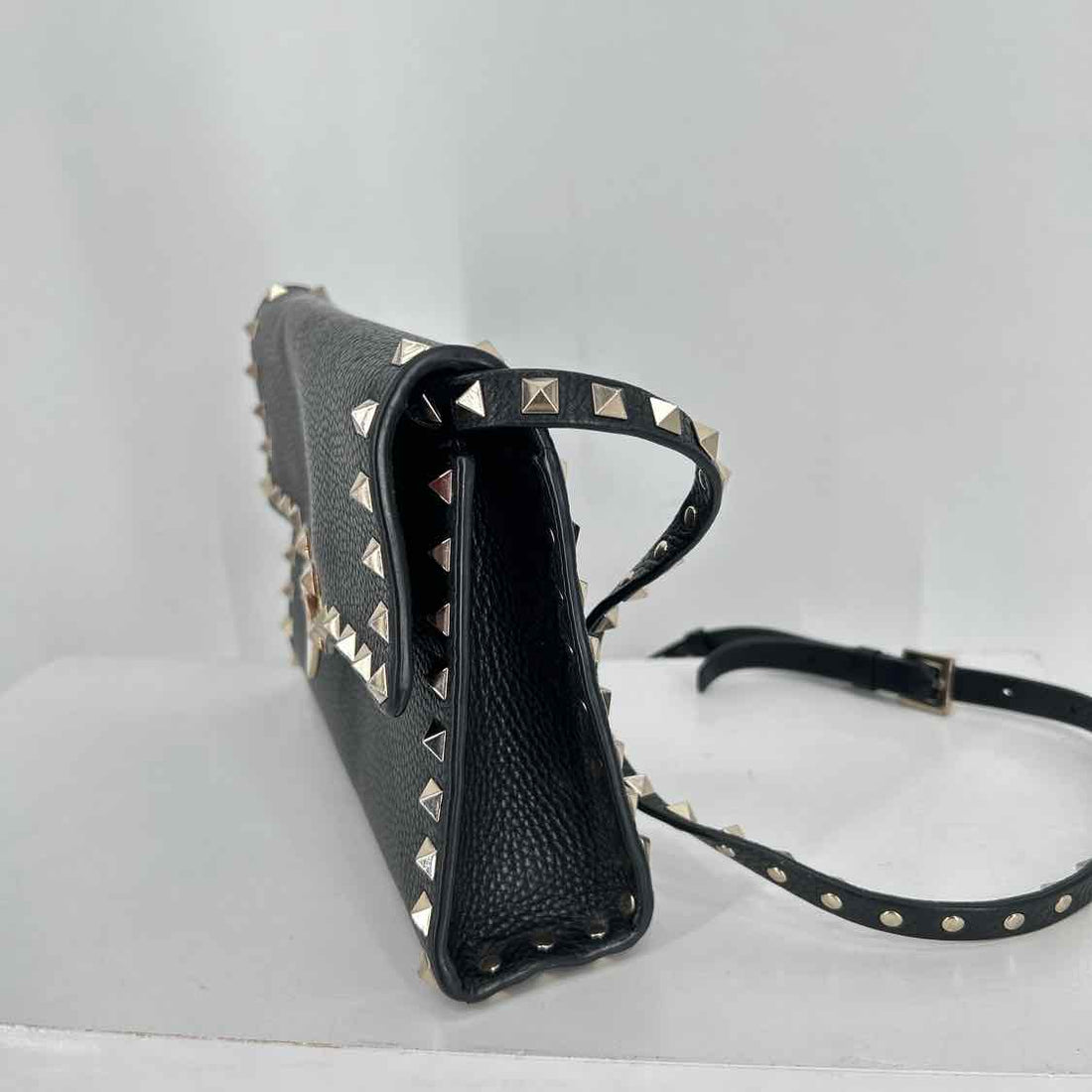 Valentino Garavani Rockstud Black Pebbled Leather Pre Owned LUXURY