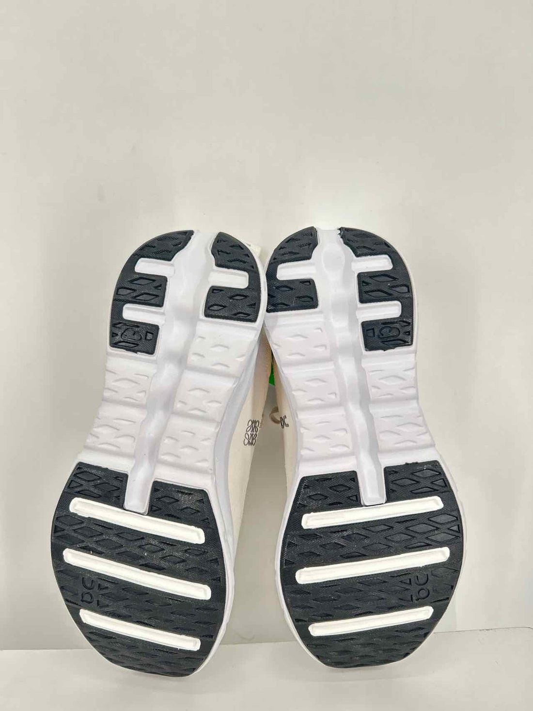On Cloud Women Size 7 Cream & White Like New Sneakers