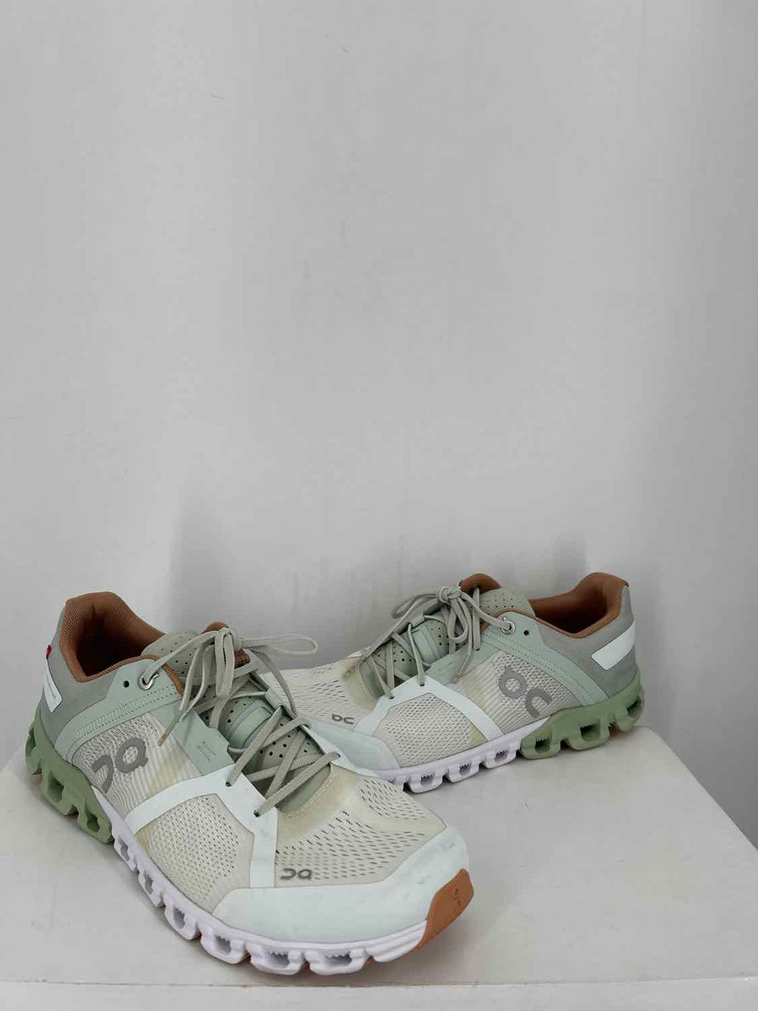 On Cloud Women Size 11 Light Green Pre Owned Sneakers