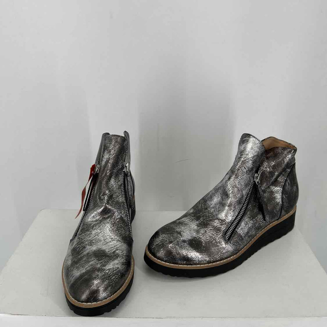Django & Juliette Women Size 39 Silver Ankle Boot