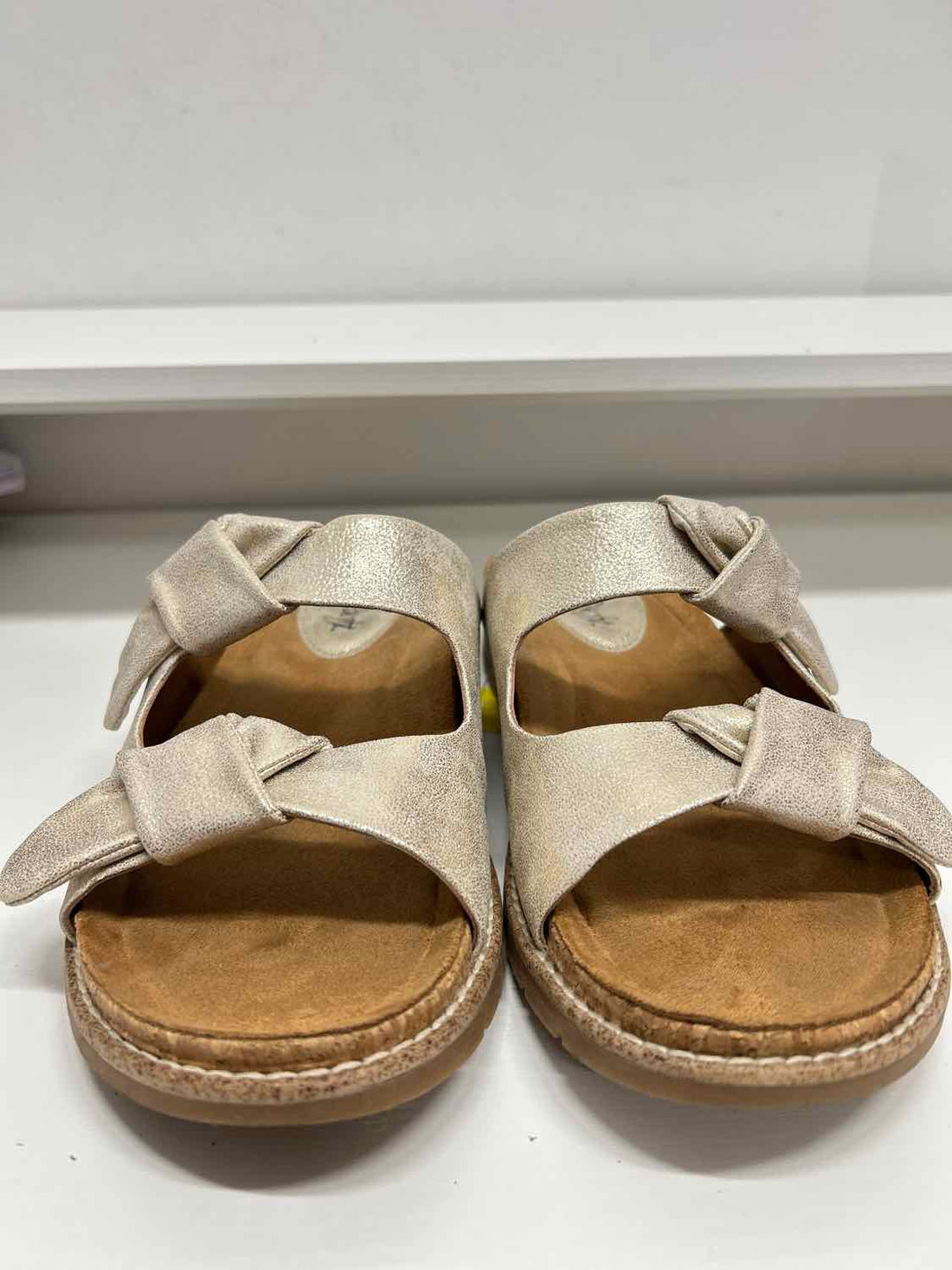 Euro Soft by Soffit Women Size 7.5 Gold Sandals