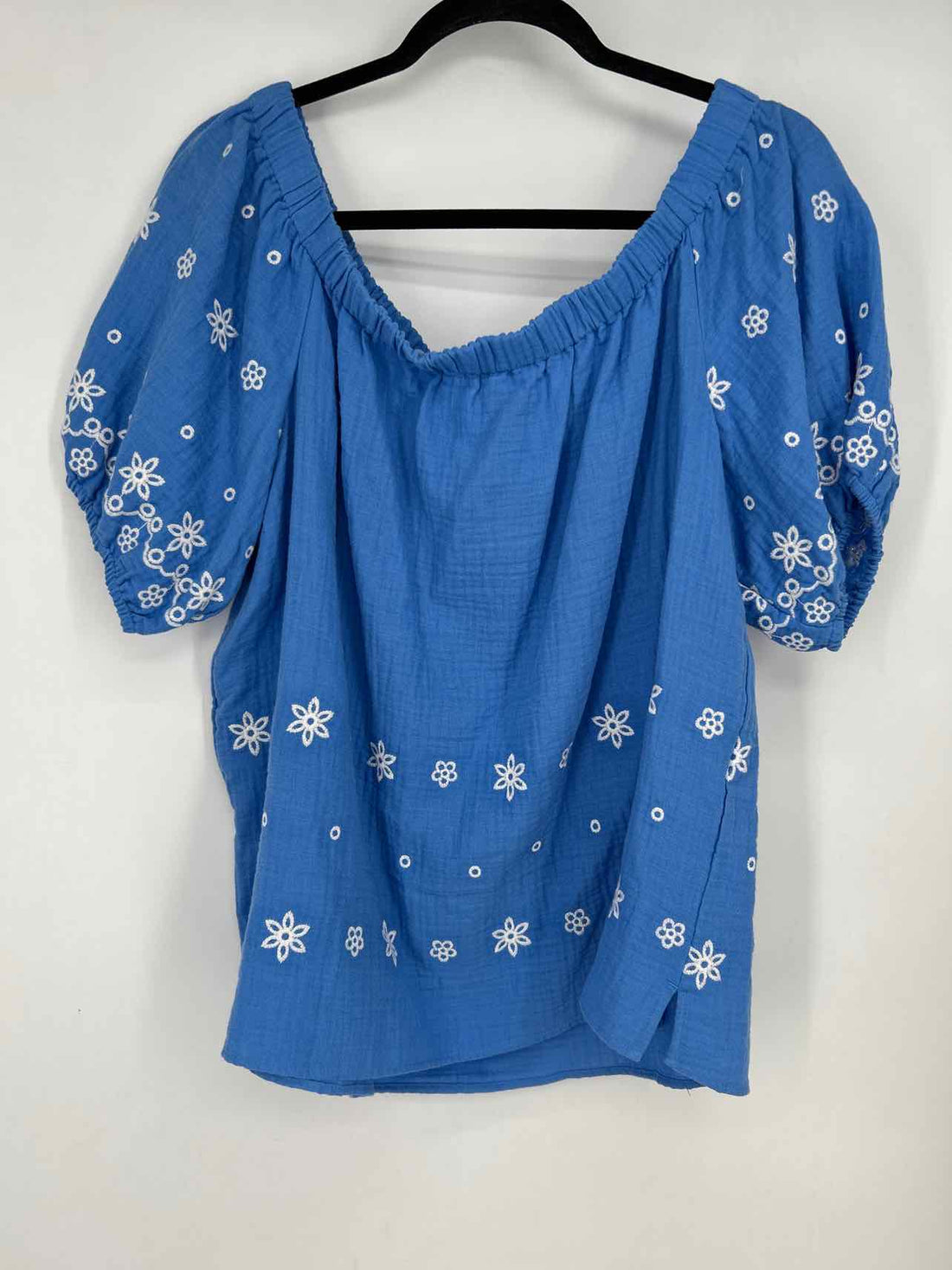 Chicos Size 2/L Blue & White Embroidered Short Sleeve